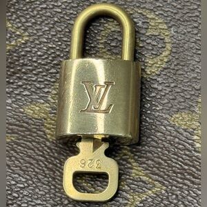 LOUIS VUITTON #326 LOCK & KEY 🔐